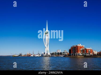 Blick auf das Wasser im Hafen von Portsmouth mit dem Spinnaker Tower in den Gunwharf Quays und der historischen Hafenanlage, Portsmouth, Hampshire, Südküste Englands Stockfoto