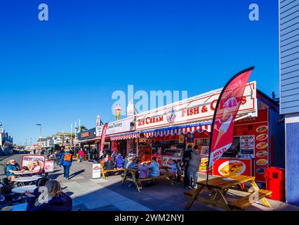 Snackbars und Straßencafés am Clarence Pier in Southsea, Portsmouth, Hampshire, einem Ferienort an der Solent, Südküste Englands Stockfoto