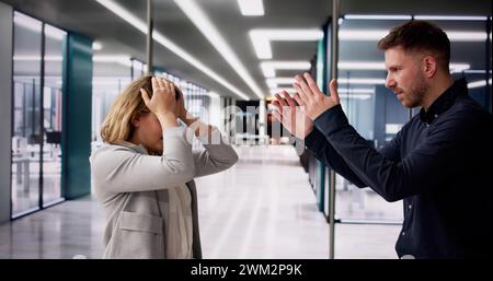 Bürostreit Und Streit. Mann-Frau-Konflikt Stockfoto