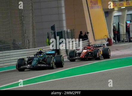 Sakhir, Bahrain. Februar 2024. 23. Februar 2024, Bahrain International Circuit, Sakhir, Formel-1-Testfahrten in Bahrain 2023, im Bild Fernando Alonso (ESP), Aston Martin Aramco Cognizant Formel-1-Team, Charles Leclerc (MCO), Scuderia Ferrari Credit: dpa/Alamy Live News Stockfoto