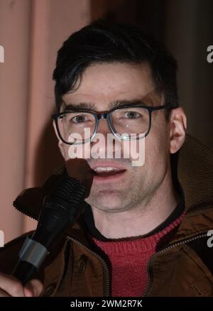 Chemnitz, Deutschland. Februar 2024. Martin Sellner, rechter Aktivist aus Österreich, spricht auf einer Kundgebung der Identitäre-Bewegung. Quelle: Sebastian Willnow/dpa/Alamy Live News Stockfoto