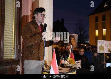 Chemnitz, Deutschland. Februar 2024. Martin Sellner, rechter Aktivist aus Österreich, spricht auf einer Kundgebung der Identitäre-Bewegung. Quelle: Sebastian Willnow/dpa/Alamy Live News Stockfoto