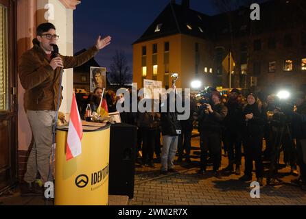 Chemnitz, Deutschland. Februar 2024. Martin Sellner (l), rechter Aktivist aus Österreich, spricht auf einer Kundgebung der Identitätsbewegung. Quelle: Sebastian Willnow/dpa/Alamy Live News Stockfoto