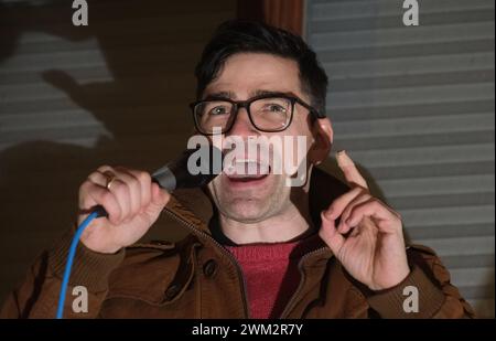 Chemnitz, Deutschland. Februar 2024. Martin Sellner, rechter Aktivist aus Österreich, spricht auf einer Kundgebung der Identitäre-Bewegung. Quelle: Sebastian Willnow/dpa/Alamy Live News Stockfoto