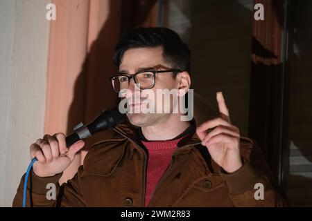 Chemnitz, Deutschland. Februar 2024. Martin Sellner, rechter Aktivist aus Österreich, spricht auf einer Kundgebung der Identitäre-Bewegung. Quelle: Sebastian Willnow/dpa/Alamy Live News Stockfoto