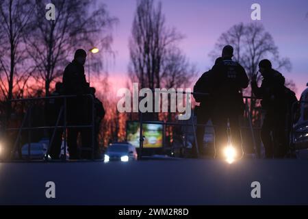 Chemnitz, Deutschland. Februar 2024. Polizeibeamte sichern den Aufführungsort von Martin Sellner, rechter Aktivist aus Österreich, bei einer Kundgebung der Identitären Bewegung. Quelle: Sebastian Willnow/dpa/Alamy Live News Stockfoto