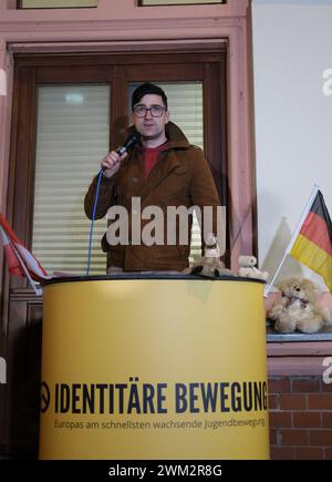 Chemnitz, Deutschland. Februar 2024. Martin Sellner, rechter Aktivist aus Österreich, spricht auf einer Kundgebung der Identitäre-Bewegung. Quelle: Sebastian Willnow/dpa/Alamy Live News Stockfoto