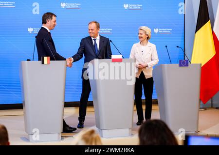 Der polnische Premierminister Donald Tusk, der belgische Premierminister Alexander de Croo und die Präsidentin der Europäischen Kommission, Ursula von der Leyen, schütteln sich nach trilateralen Gesprächen in der Absage des Premierministers in der Ujazdowska-Straße in Warschau, der Hauptstadt Polens, die Hand. Die EU-kommission erklärt in der Erklärung, die finanzielle Unterstützung der Europäischen Union für den so genannten nationalen Wiederaufbauplan für Polen freizugeben. Sie sprechen auch über die europäische Verteidigung angesichts der russischen Aggression in der Ukraine. Quelle: Dominika Zarzycka/Alamy Live News. Stockfoto