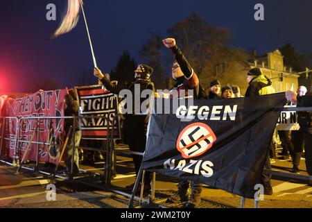 Chemnitz, Deutschland. Februar 2024. Linke Aktivisten protestieren gegen einen Auftritt von Sellner, einem Rechtsaktivist aus Österreich, bei einer von der Identitären Bewegung organisierten Kundgebung. Quelle: Sebastian Willnow/dpa/Alamy Live News Stockfoto