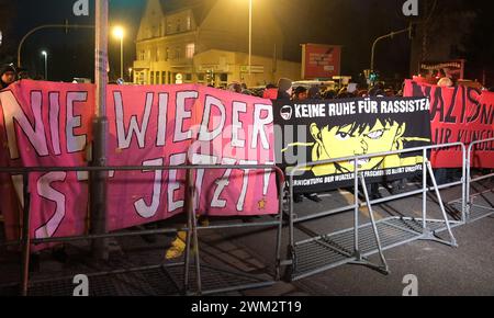 Chemnitz, Deutschland. Februar 2024. Linke Aktivisten protestieren gegen einen Auftritt von Sellner, einem Rechtsaktivist aus Österreich, bei einer von der Identitären Bewegung organisierten Kundgebung. Quelle: Sebastian Willnow/dpa/Alamy Live News Stockfoto