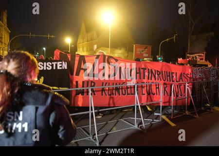 Chemnitz, Deutschland. Februar 2024. Linke Aktivisten protestieren gegen einen Auftritt von Sellner, einem Rechtsaktivist aus Österreich, bei einer von der Identitären Bewegung organisierten Kundgebung. Quelle: Sebastian Willnow/dpa/Alamy Live News Stockfoto