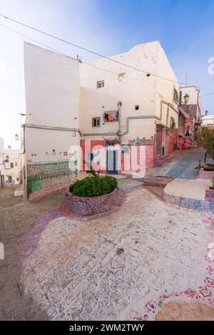 Tetouan, Marokko. Januar 2024. Gemalte Straße von der Gemeinde in der Altstadt Stockfoto