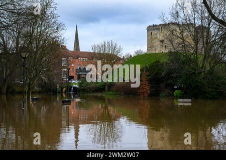 River Ouse platzte nach starkem Regen (Flussufer und Parkanlage unter Hochwasser, Clifford's Tower) – York, North Yorkshire, England, Großbritannien. Stockfoto