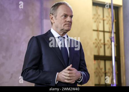 Der polnische Premierminister Donald Tusk begrüßt den belgischen Premierminister Alexander de Croo und die Präsidentin der Europäischen Kommission Ursula von der Leyen zu einem trilateralen Gespräch im polnischen Premierminister in Warschau, der Hauptstadt Polens, am 23. Februar 2024. Stockfoto