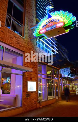 Das Schild des Peacock Diner leuchtet im Stadtteil Blueberry Hill in St. Louis Stockfoto