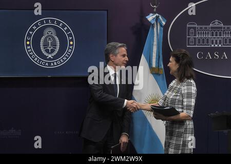 Buenos Aires, Argentinien. Februar 2024. Antony Blinken, US-Außenministerin, trifft mit Diana Mondino, der argentinischen Außenministerin, zu einer Pressekonferenz im Präsidentenpalast Casa Rosada ein. Quelle: Fernando Gens/dpa/Alamy Live News Stockfoto