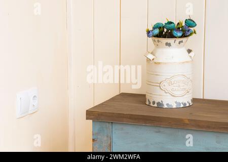 Eine Vase mit Blumen auf einem Tisch in einem Zimmer Stockfoto