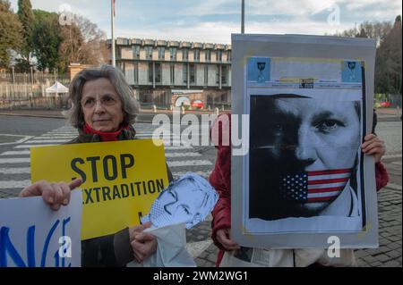 20. Februar 2024: Rom, Italien: Demonstration vor der britischen Botschaft an dem Tag, an dem das Oberste Gericht in London Julian Assanges jüngster Appell zur Vermeidung einer Auslieferung an die USA prüft. © Andrea Sabbadini Stockfoto