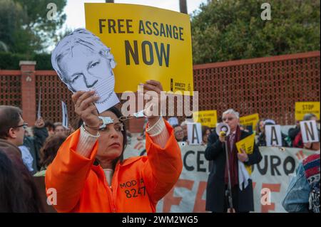 20. Februar 2024: Rom, Italien: Demonstration vor der britischen Botschaft an dem Tag, an dem das Oberste Gericht in London Julian Assanges jüngster Appell zur Vermeidung einer Auslieferung an die USA prüft. © Andrea Sabbadini Stockfoto