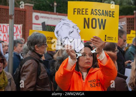 20. Februar 2024: Rom, Italien: Demonstration vor der britischen Botschaft an dem Tag, an dem das Oberste Gericht in London Julian Assanges jüngster Appell zur Vermeidung einer Auslieferung an die USA prüft. © Andrea Sabbadini Stockfoto