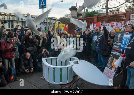 20. Februar 2024: Rom, Italien: Demonstration vor der britischen Botschaft an dem Tag, an dem das Oberste Gericht in London Julian Assanges jüngster Appell zur Vermeidung einer Auslieferung an die USA prüft. © Andrea Sabbadini Stockfoto