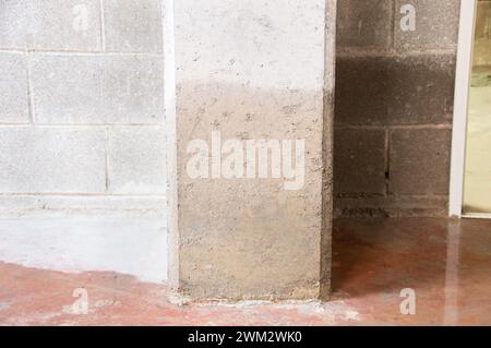Schäden an einer Betonsäule durch Wasser im Untergeschoss Stockfoto