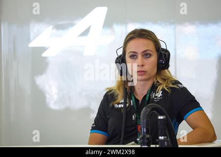 Sakhir, Bahrain. Februar 2024. FLOERSCH Sophia, Porträt, während der Formel 1 Aramco Vorsaisontests 2024 der FIA Formel 1 Weltmeisterschaft 2024 vom 21. Bis 23. Februar 2024 auf dem Bahrain International Circuit, in Sakhir, Bahrain - Foto Florent Gooden/DPPI F1 Vorsaisontests in Bahrain auf dem Bahrain International Circuit am 22. Februar, 2024 in Sakhir, Bahrain. (Foto von HOCH ZWEI) Credit: dpa/Alamy Live News Stockfoto