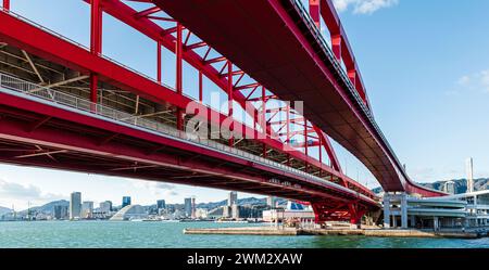 Kobe, Japan. Straßenbrücke über Port Island. Stockfoto