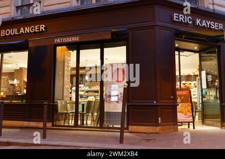 Paris, Frankreich-17. Februar 2024: Die Bäckerei Eric Kayser im Stadtteil Saint Germain von Pari ist für ihre traditionell hergestellten Brote bekannt Stockfoto