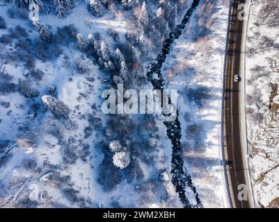 Der Weg zum Medeu-Trakt im Winter. Vogelperspektive nach starkem Schneefall Stockfoto