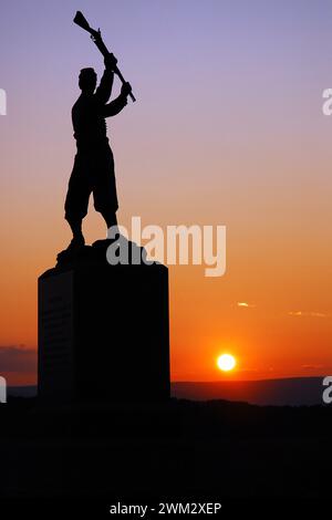 Das 72nd Pennsylvania Memorial zeigt sein einzigartiges Motiv, das von der untergehenden Sonne in Gettysburg, Pennsylvania, in Silhouette verwandelt wird Stockfoto