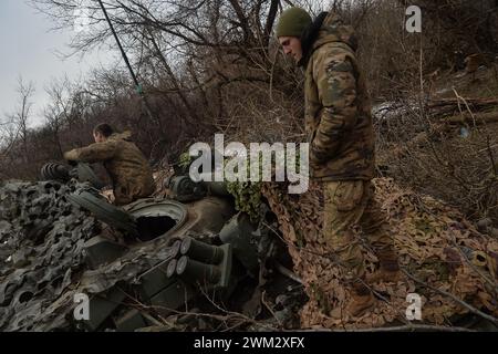 Chasiv Jar, Oblast Donezk, Ukraine. Februar 2024. Ukrainische Soldaten warten auf Feuerbefehle des Kommandos. Panzerbesatzung mit dem 42. Bataillon wartet auf einen Feuerbefehl außerhalb der Stadt Chasiv Yar. (Kreditbild: © Madeleine Kelly/ZUMA Press Wire) NUR REDAKTIONELLE VERWENDUNG! Nicht für kommerzielle ZWECKE! Stockfoto