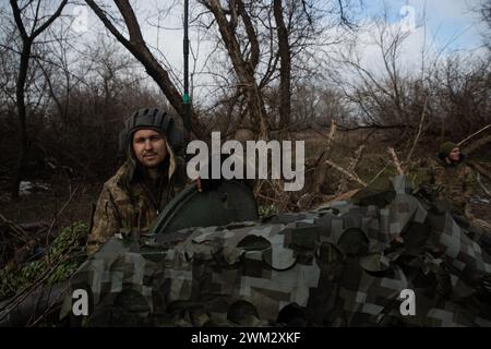 Chasiv Jar, Oblast Donezk, Ukraine. Februar 2024. Ukrainische Soldaten warten auf Feuerbefehle des Kommandos. Panzerbesatzung mit dem 42. Bataillon wartet auf einen Feuerbefehl außerhalb der Stadt Chasiv Yar. (Kreditbild: © Madeleine Kelly/ZUMA Press Wire) NUR REDAKTIONELLE VERWENDUNG! Nicht für kommerzielle ZWECKE! Stockfoto