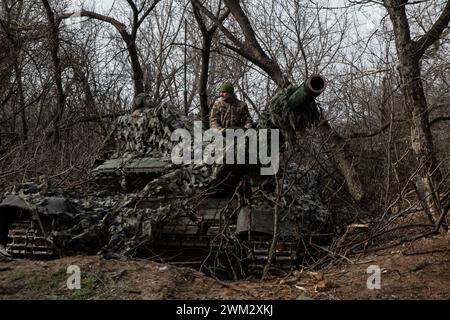 Chasiv Jar, Oblast Donezk, Ukraine. Februar 2024. Ukrainische Soldaten warten auf Feuerbefehle des Kommandos. Panzerbesatzung mit dem 42. Bataillon wartet auf einen Feuerbefehl außerhalb der Stadt Chasiv Yar. (Kreditbild: © Madeleine Kelly/ZUMA Press Wire) NUR REDAKTIONELLE VERWENDUNG! Nicht für kommerzielle ZWECKE! Stockfoto