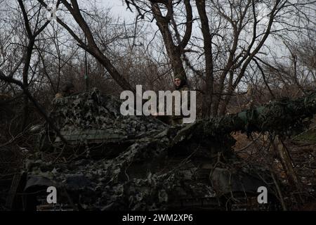 Chasiv Jar, Oblast Donezk, Ukraine. Februar 2024. Ukrainische Soldaten warten auf Feuerbefehle des Kommandos. Panzerbesatzung mit dem 42. Bataillon wartet auf einen Feuerbefehl außerhalb der Stadt Chasiv Yar. (Kreditbild: © Madeleine Kelly/ZUMA Press Wire) NUR REDAKTIONELLE VERWENDUNG! Nicht für kommerzielle ZWECKE! Stockfoto