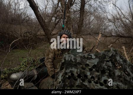 Chasiv Jar, Oblast Donezk, Ukraine. Februar 2024. Ukrainische Soldaten warten auf Feuerbefehle des Kommandos. Panzerbesatzung mit dem 42. Bataillon wartet auf einen Feuerbefehl außerhalb der Stadt Chasiv Yar. (Kreditbild: © Madeleine Kelly/ZUMA Press Wire) NUR REDAKTIONELLE VERWENDUNG! Nicht für kommerzielle ZWECKE! Stockfoto