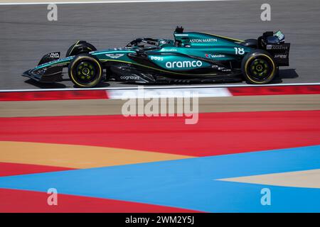 Sakhir, Bahrain. Februar 2024. 18 WALK Lance (CAN), Aston Martin F1 Team AMR24, Action während der Formel 1 Aramco Vorsaisontests 2024 der FIA Formel 1 Weltmeisterschaft 2024 vom 21. Bis 23. Februar 2024 auf dem Bahrain International Circuit in Sakhir, Bahrain – Foto Antonin Vincent/DPPI F1 Vorsaisontests in Bahrain auf dem Bahrain International Circuit am 22. Februar 2024 in Sakhir, Bahrain. (Foto von HOCH ZWEI) Credit: dpa/Alamy Live News Stockfoto