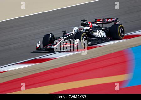 Sakhir, Bahrain. Februar 2024. 20 MAGNUSSEN Kevin (den), Haas F1 Team VF-24 Ferrari, Action während der Formel 1 Aramco Vorsaisontests 2024 der FIA Formel 1 Weltmeisterschaft 2024 vom 21. Bis 23. Februar 2024 auf dem Bahrain International Circuit in Sakhir, Bahrain – Foto Antonin Vincent/DPPI F1 Vorsaisontests in Bahrain auf dem Bahrain International Circuit am 22. Februar 2024 in Sakhir, Bahrain. (Foto von HOCH ZWEI) Credit: dpa/Alamy Live News Stockfoto