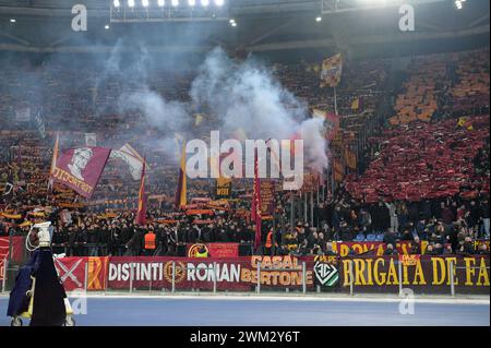 Roma, Italien. Februar 2024. Roma's Supporters beim UEFA Europa League-Spiel Roma vs Feyenoord, 22. februar 2024 (Foto: AllShotLive/SIPA USA) Credit: SIPA USA/Alamy Live News Stockfoto