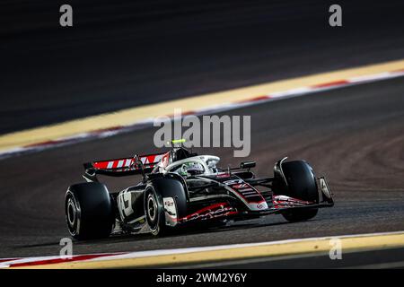 Sakhir, Bahrain. Februar 2024. 27 HULKENBERG Nico (ger), Haas F1 Team VF-24 Ferrari, Action während der Formel 1 Aramco Vorsaisontests 2024 der FIA Formel 1 Weltmeisterschaft 2024 vom 21. Bis 23. Februar 2024 auf dem Bahrain International Circuit in Sakhir, Bahrain – Foto Eric Alonso/DPPI F1 Vorsaisontests in Bahrain auf dem Bahrain International Circuit am 22. Februar 2024 in Sakhir, Bahrain. (Foto von HOCH ZWEI) Credit: dpa/Alamy Live News Stockfoto