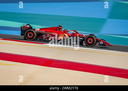 Sakhir, Bahrain. Februar 2024. 55 SAINZ Carlos (Spa), Scuderia Ferrari SF-24, Aktion während der Formel 1 Aramco Vorsaisontests 2024 der FIA Formel 1 Weltmeisterschaft 2024 vom 21. Bis 23. Februar 2024 auf dem Bahrain International Circuit in Sakhir, Bahrain – Foto Antonin Vincent/DPPI F1 Vorsaisontests in Bahrain auf dem Bahrain International Circuit am 22. Februar 2024 in Sakhir, Bahrain. (Foto von HOCH ZWEI) Credit: dpa/Alamy Live News Stockfoto