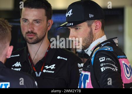 Sakhir, Bahrain. Februar 2024. OCON Esteban (fra), Alpine F1 Team A524, Porträt während der Formel 1 Aramco Vorsaisontests 2024 der FIA Formel 1 Weltmeisterschaft 2024 vom 21. Bis 23. Februar 2024 auf dem Bahrain International Circuit in Sakhir, Bahrain – Foto Florent Gooden/DPPI F1 Vorsaisontests in Bahrain auf dem Bahrain International Circuit am 22. Februar 2024 in Sakhir, Bahrain. (Foto von HOCH ZWEI) Credit: dpa/Alamy Live News Stockfoto