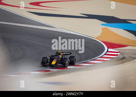 Sakhir, Bahrain. Februar 2024. 11 PEREZ Sergio (mex), Red Bull Racing RB20, Action während der Formel 1 Aramco Vorsaisontests 2024 der FIA Formel 1 Weltmeisterschaft 2024 vom 21. Bis 23. Februar 2024 auf dem Bahrain International Circuit in Sakhir, Bahrain – Foto Antonin Vincent/DPPI F1 Vorsaisontests in Bahrain auf dem Bahrain International Circuit am 22. Februar 2024 in Sakhir, Bahrain. (Foto von HOCH ZWEI) Credit: dpa/Alamy Live News Stockfoto
