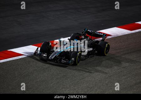 Sakhir, Bahrain. Februar 2024. 63 RUSSELL George (gbr), Mercedes AMG F1 Team W15, Action während der Formel 1 Aramco Vorsaisontests 2024 der FIA Formel 1 Weltmeisterschaft 2024 vom 21. Bis 23. Februar 2024 auf dem Bahrain International Circuit in Sakhir, Bahrain – Foto Eric Alonso/DPPI F1 Vorsaisontests in Bahrain auf dem Bahrain International Circuit am 22. Februar 2024 in Sakhir, Bahrain. (Foto von HOCH ZWEI) Credit: dpa/Alamy Live News Stockfoto