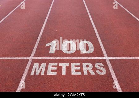 Laufstrecke 100 Meter Konzept. Konzept für olympische Spiele oder das Erreichen von Geschäftszielen. Stockfoto