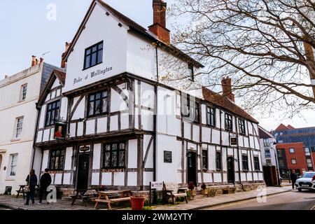 Der Duke of Wellington Pub befindet sich in einem historischen Gebäude mit alten Balken aus dem Jahr 1220. Southampton, Hampshire, England, Vereinigtes Königreich, Vereinigtes Königreich, Eu Stockfoto