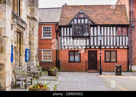 Gebäude im Tudor-Stil in St.. Michaels Platz neben St. Michael der Erzengel Kirche. Southampton, Hampshire, England, Vereinigtes Königreich, Vereinigtes Königreich, Europa Stockfoto