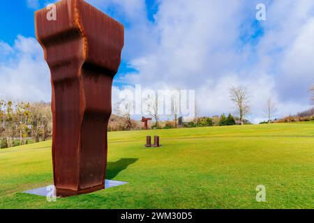 Skulptur „buscando la luz“. Das Chillida-Leku Museum ist ein großer Raum mit Gärten und Wäldern und ein umgebautes Bauernhaus, Caserío Zabalaga, wo die sc Stockfoto