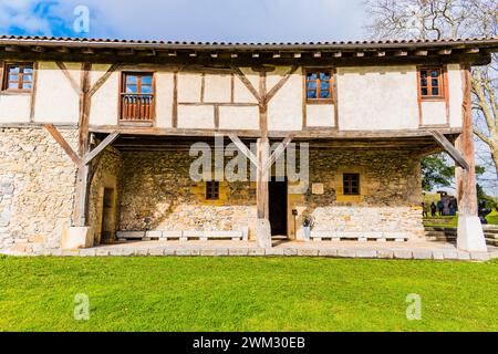 Caserío Zabalaga. Das Chillida-Leku-Museum ist ein großer Garten- und Waldbereich, in dem der Bildhauer Eduardo Chillida seine Werke zeigt. Hernani, Guipúz Stockfoto