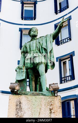 Bronzeskulptur von Juan Sebastián Elcano, geboren in Getaria, vor dem Hafen. Getaria, Guipúzcoa, País Vasco, Spanien, Europa Stockfoto